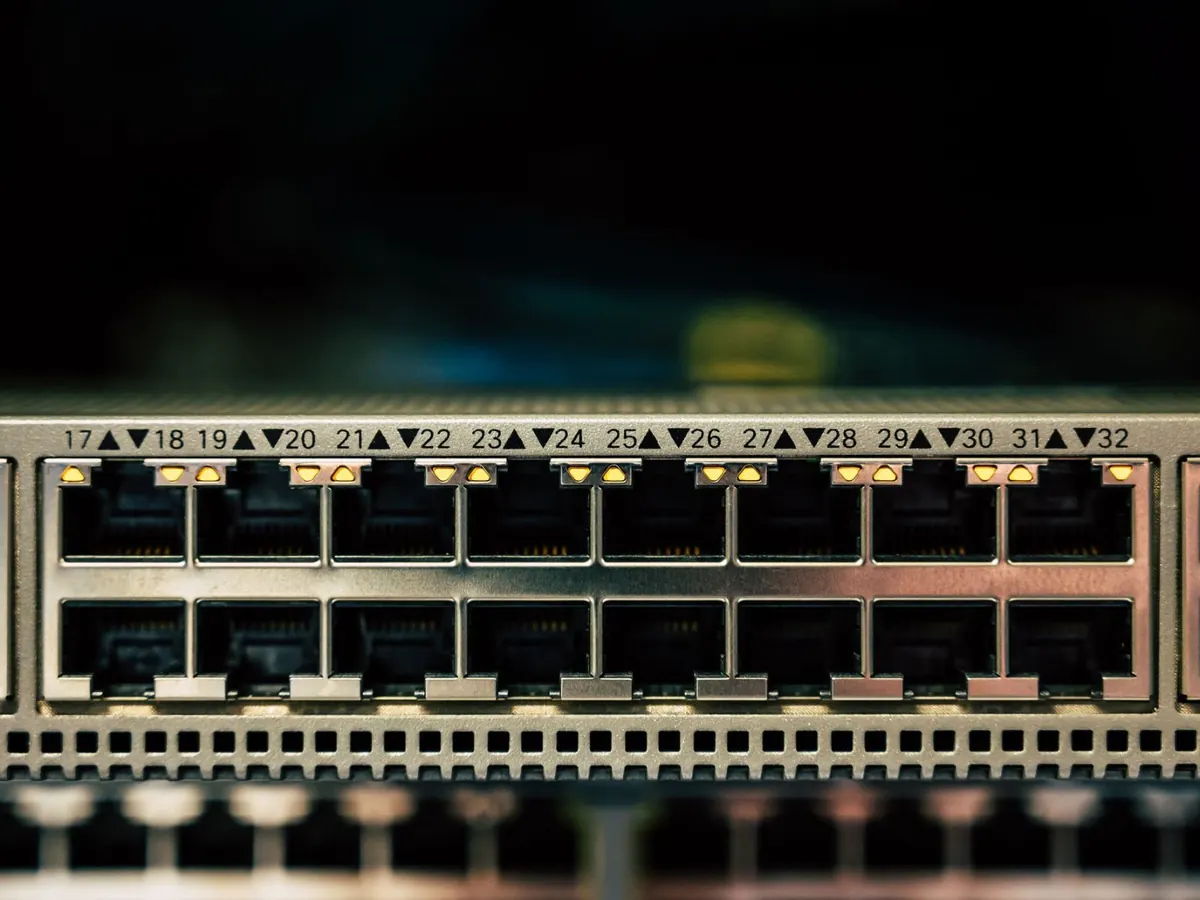 Detalhe das portas RJ45 numeradas de um switch de rede